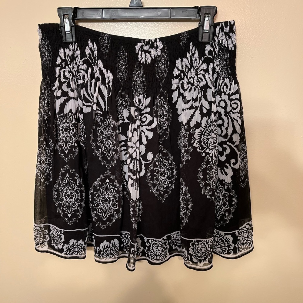 WHBM Floral Black/White Skirt Sz S EUC